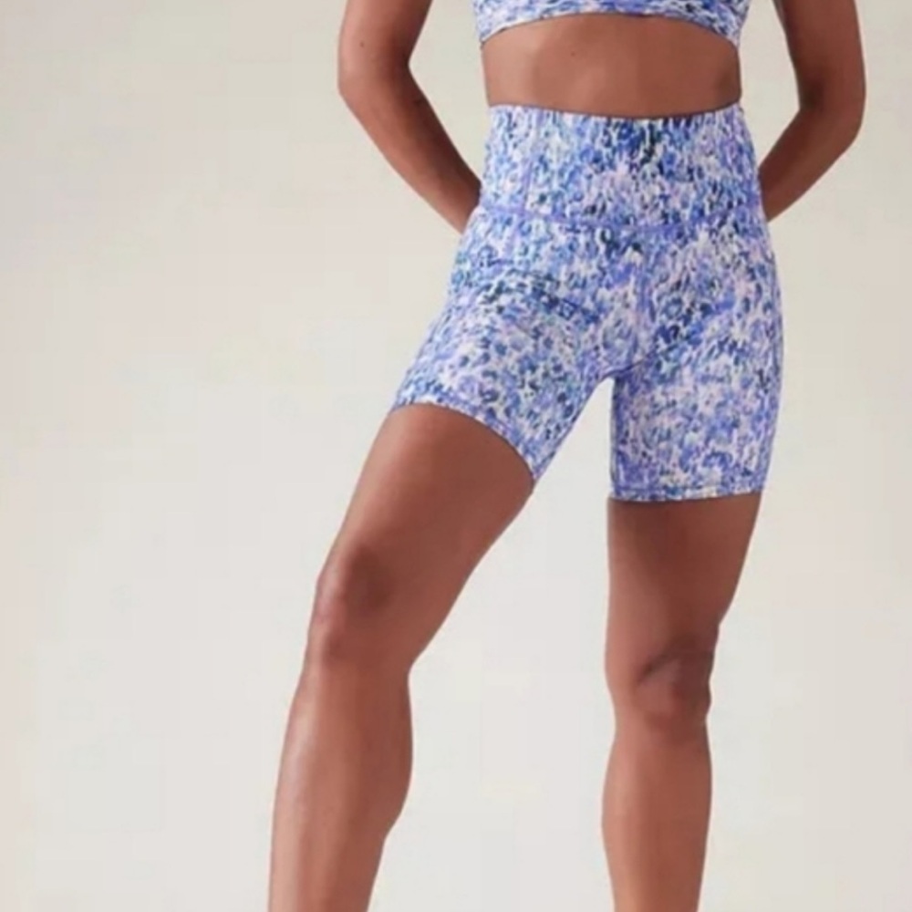 Athleta ultimate stash 7” shorts